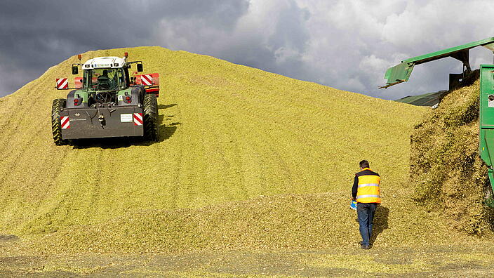 Bagger der Berg hochfährt