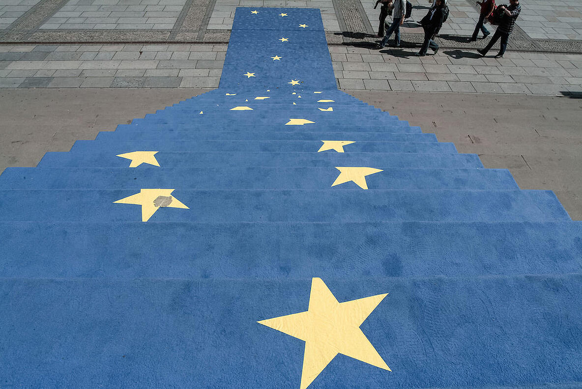 Großer blauer Teppich mit gelben Sternen