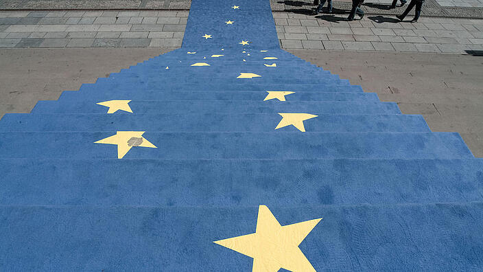 Großer blauer Teppich mit gelben Sternen