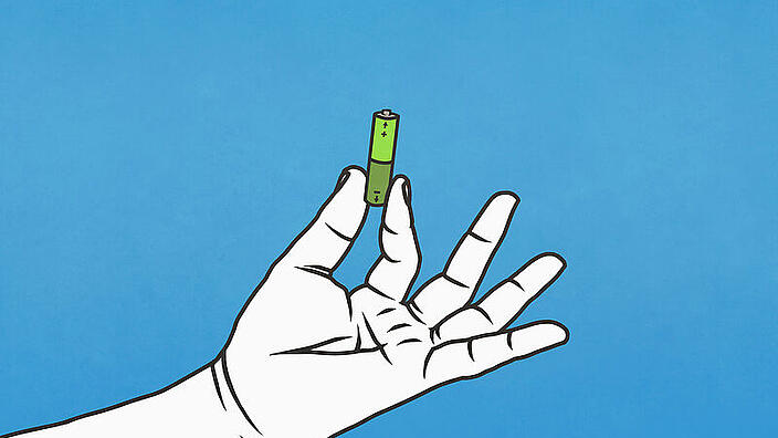 Hand die Batterie hält