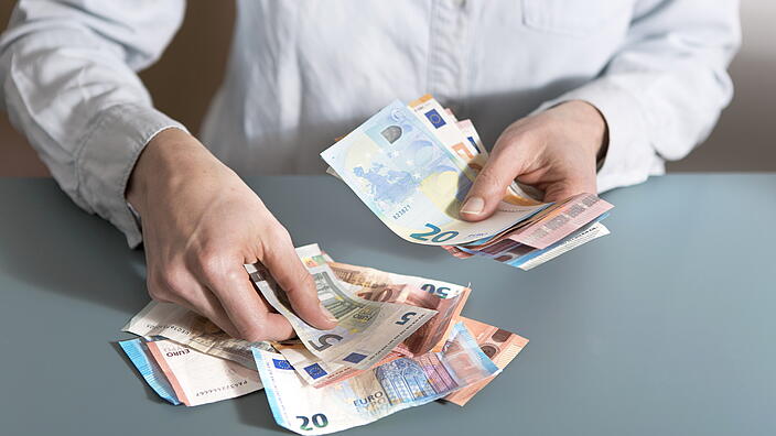 Person die Euroscheine zählt