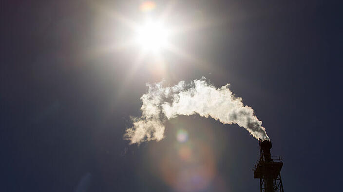 Rauch aus dem Schornstein einer Fabrik