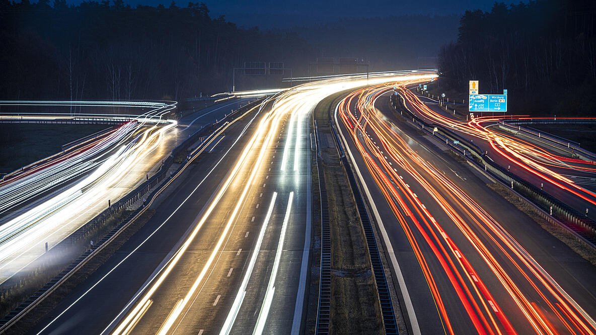 Autobahnverkehr in der Nacht
