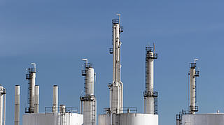 Gaskraftwerk vor blauem Himmel