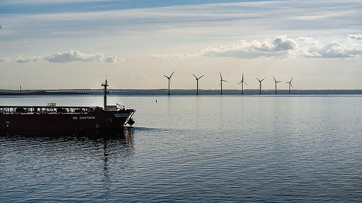 Großes Schiff mit Tanks auf dem Meer