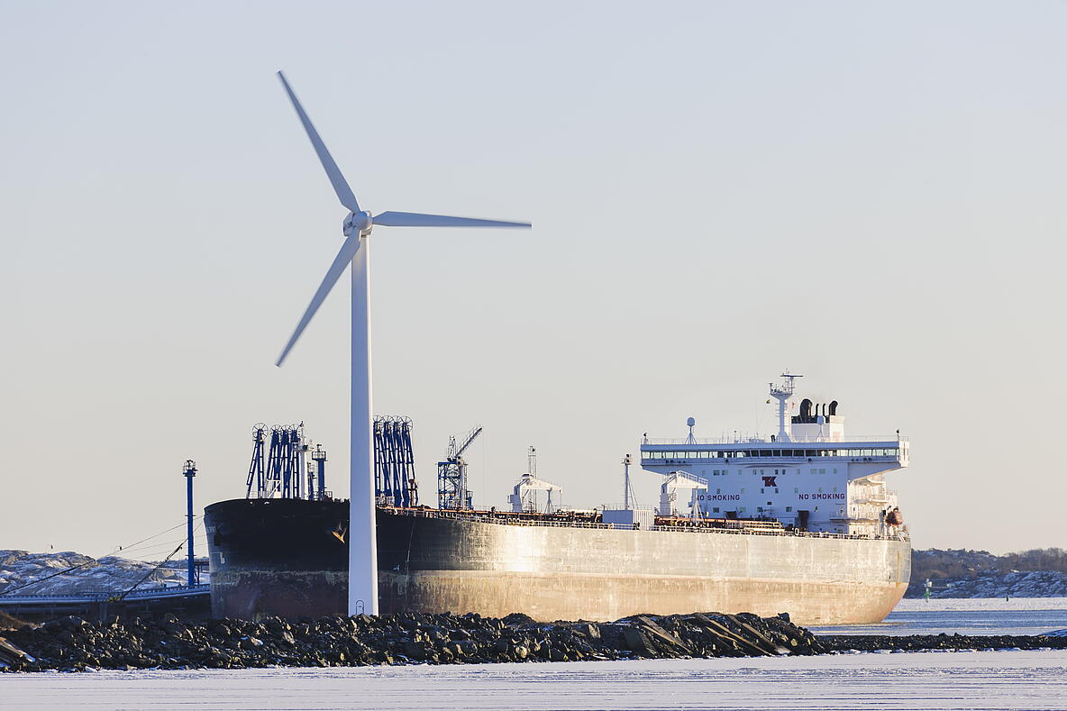 Windrad und Schiff im Meer.