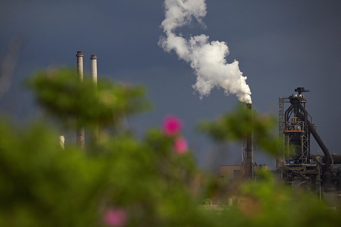 Rauch aus dem Schornstein einer Fabrik