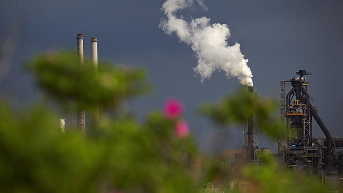 Rauch aus dem Schornstein einer Fabrik