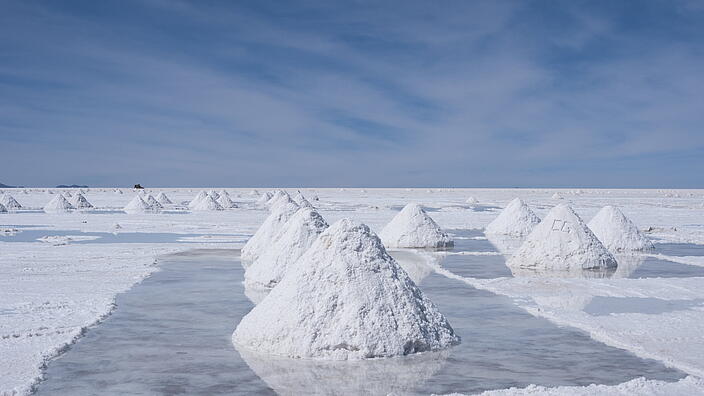 Schneelandschaft mit kleinen Haufen an Schnee