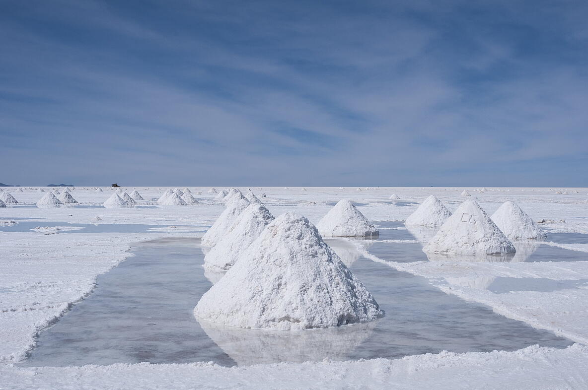 Schneelandschaft mit kleinen Haufen an Schnee