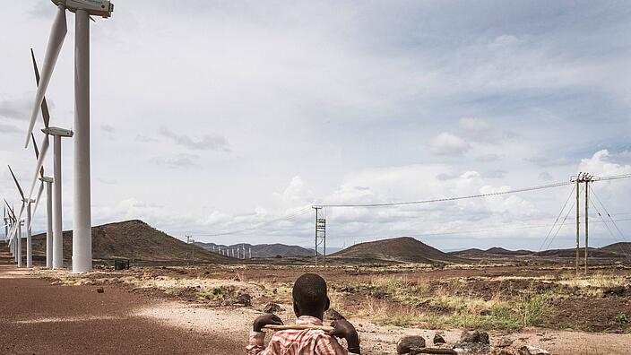 Windräder und Stromleitung in trockenem Gebiet