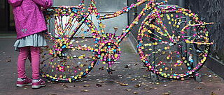 Kind, das Fahrrad mit Stickern beklebt