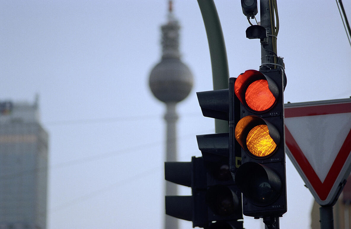 Ampel die von rot auf orange wechselt