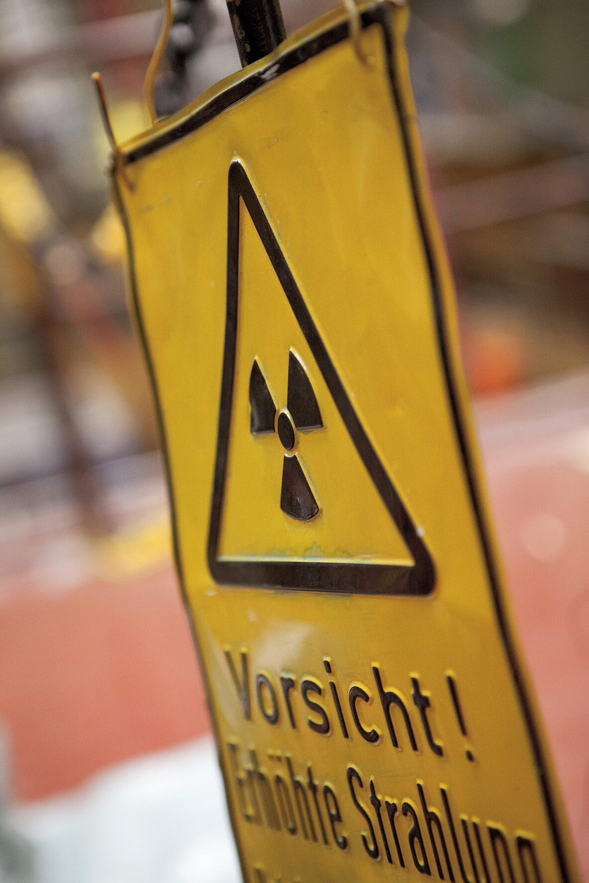 Schild: Vorsicht erhöhte Strahlung!