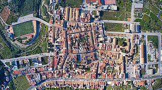 Städtchen aus Vogelperspektive, verschiedene Flächen