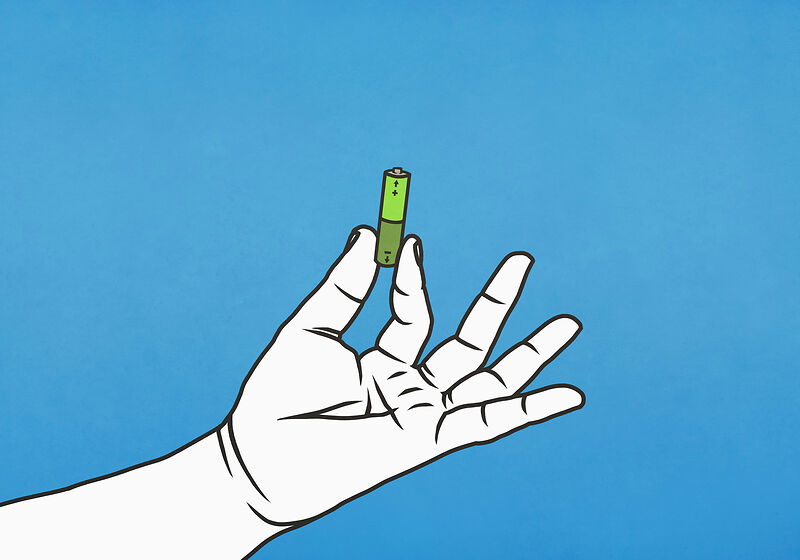 Hand die Batterie hält