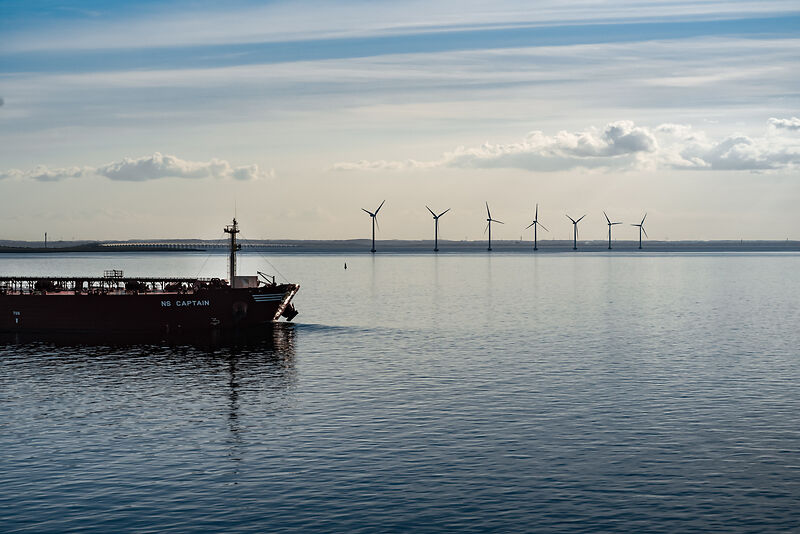 Großes Schiff mit Tanks auf dem Meer