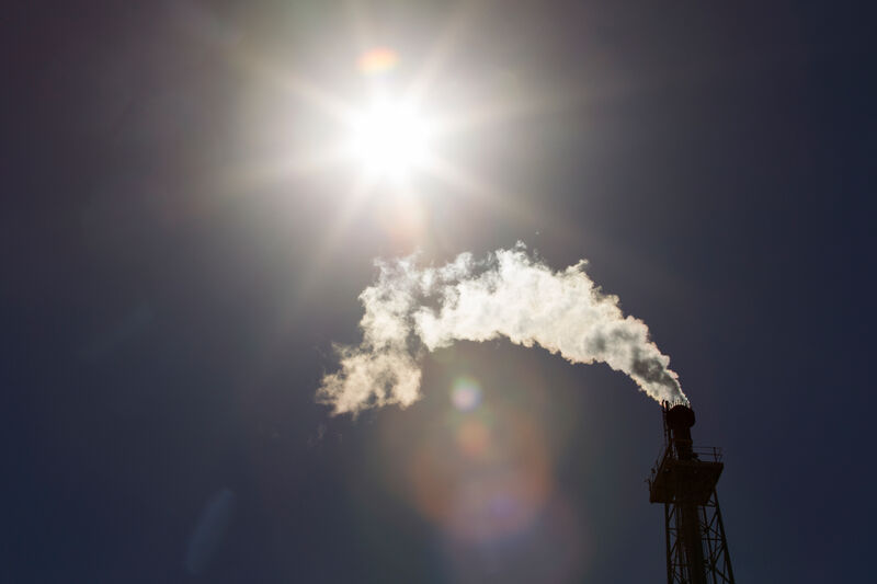 Rauch aus dem Schornstein einer Fabrik