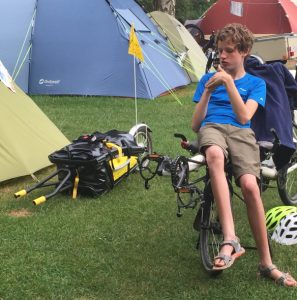 Felix vor dem Zelt, neben ihm der Tandem-Anhänger. Quelle: Öko-Institut